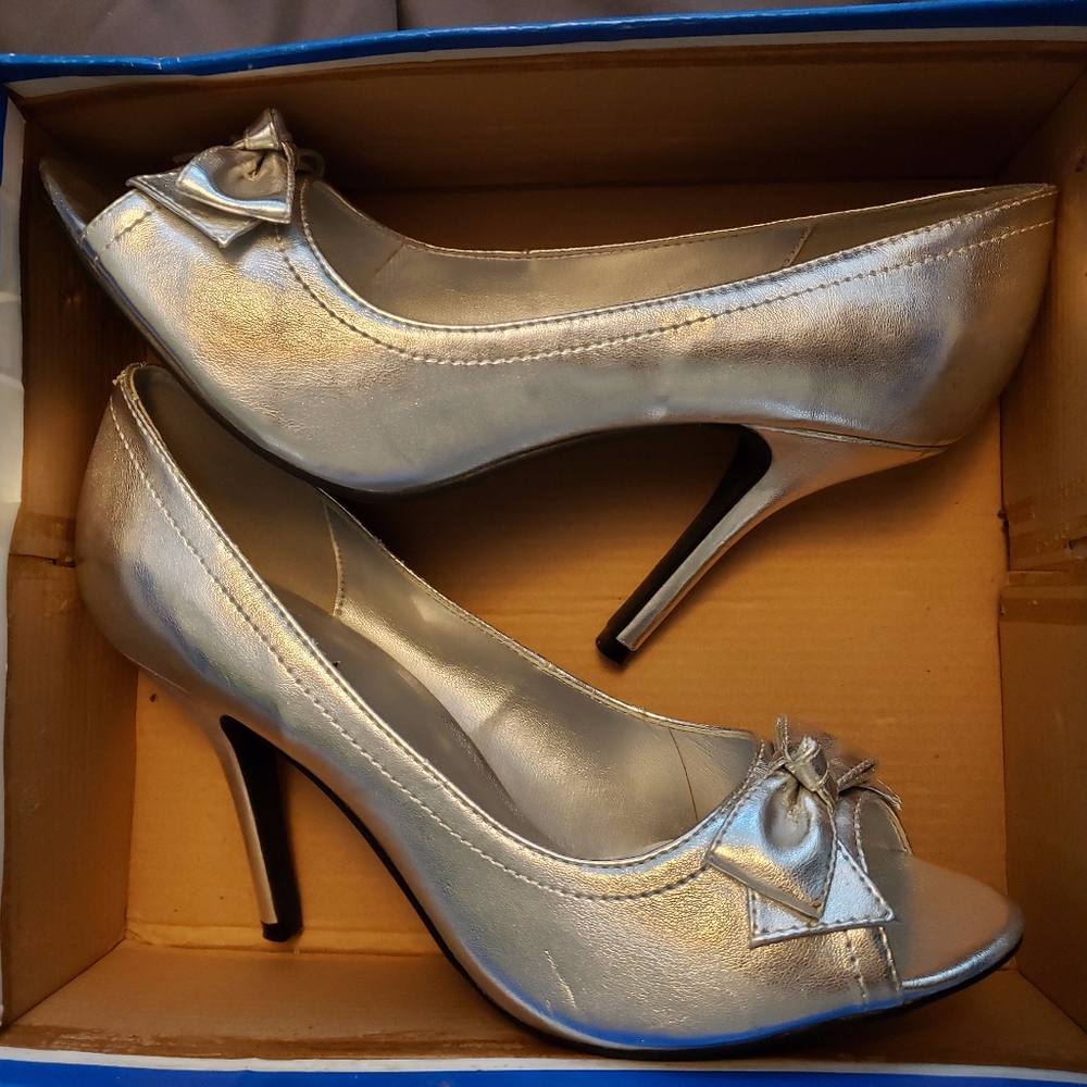 Used silver bridesmaids pumps with bow 8.5 Women's